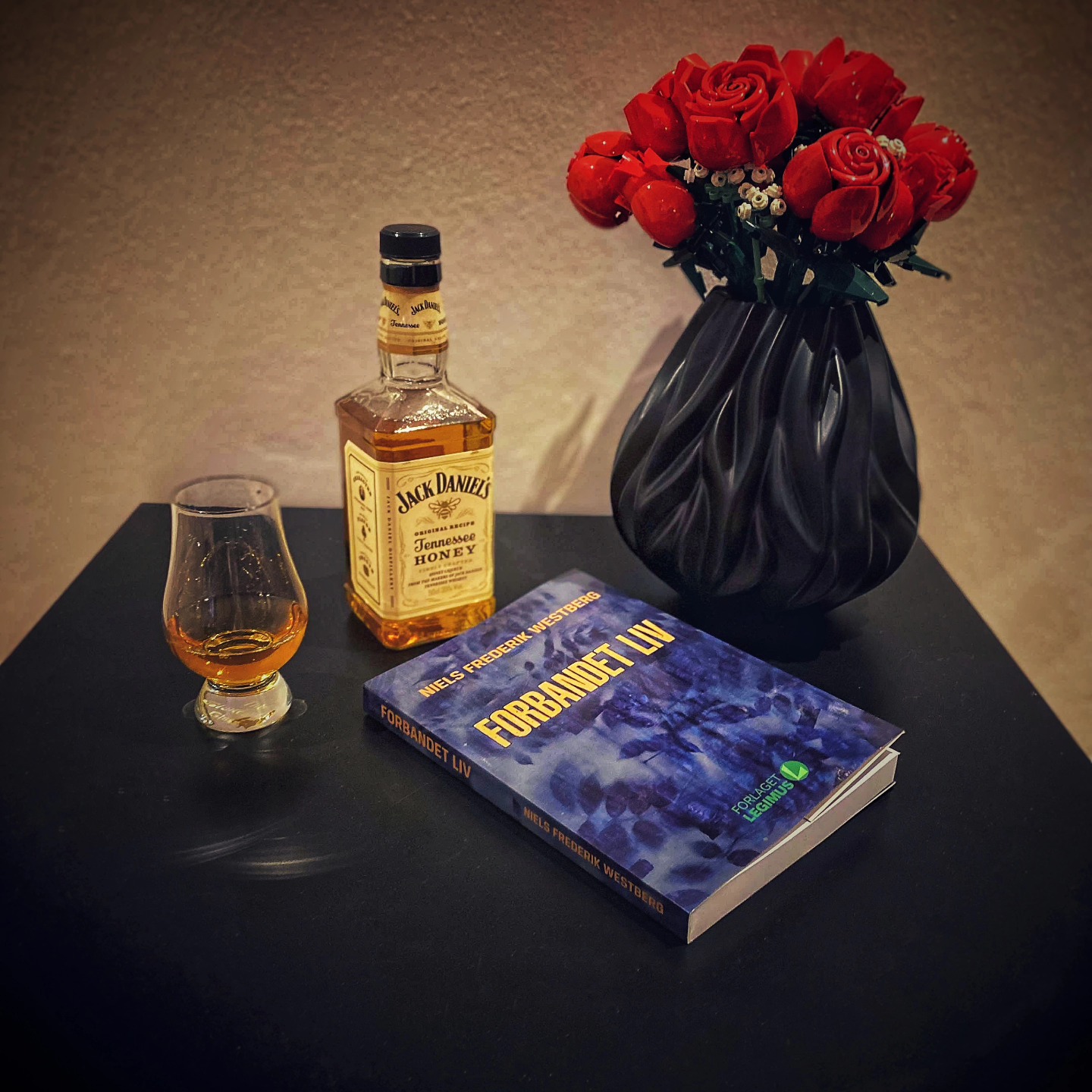 Så er den her! 📔
Nu kan Niels Frederik Westbergs nye bog "Forbandet liv" købes. Her hos Forlaget Legimus havde vi svært ved at slippe den fængslende historie, da bogen først var åbnet 🤓
Køb den hos din boghandler eller på vores hjemmeside, hvor du også kan læse mere om bogen:www.legimus.dk#legimus #forlag #forlagetlegimus #bog #book #bookstagram #forfatter #westberg