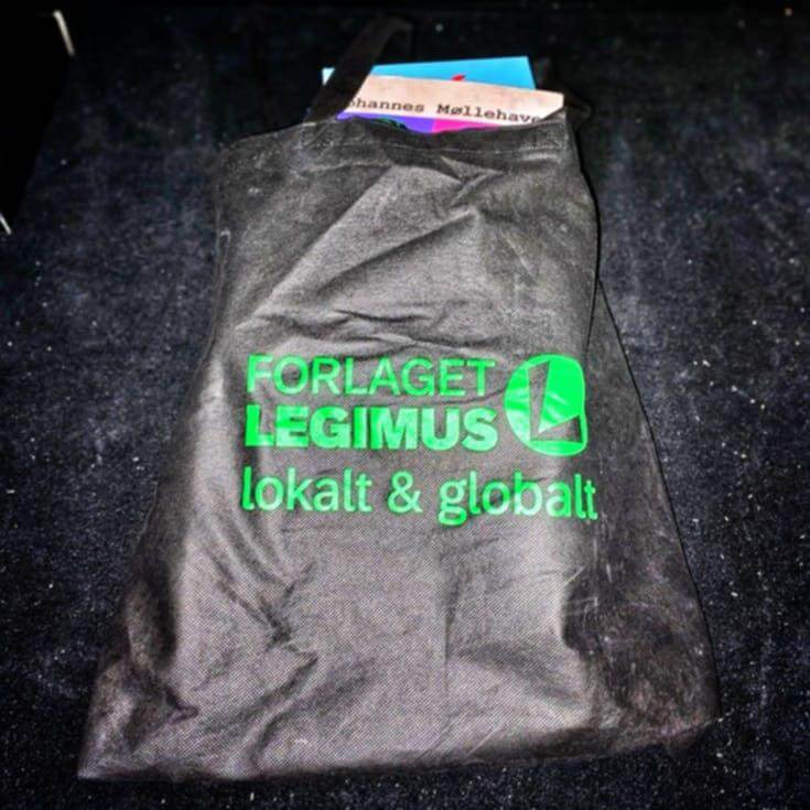 I morgen, lørdag, er vi at finde på Bogforum i Bella Center 📙
Vi går rundt omkring i hallerne med denne fine mulepose, så tag endelig fat i os til en god snak 🗣️🙂www.legimus.dk#bogforum #bogforum2024 #forlag #forfatter #bog #bøger #læsehest